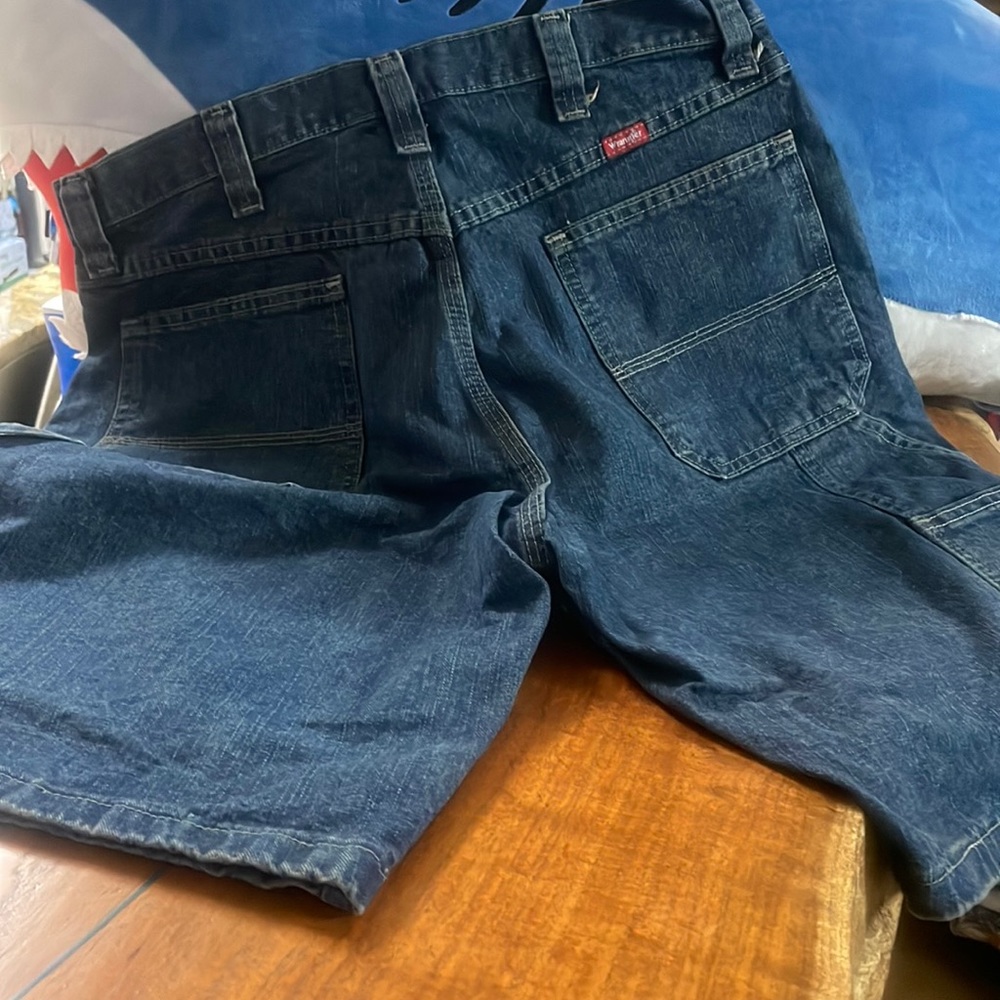 Wrangler size 34 cargo type shorts mens